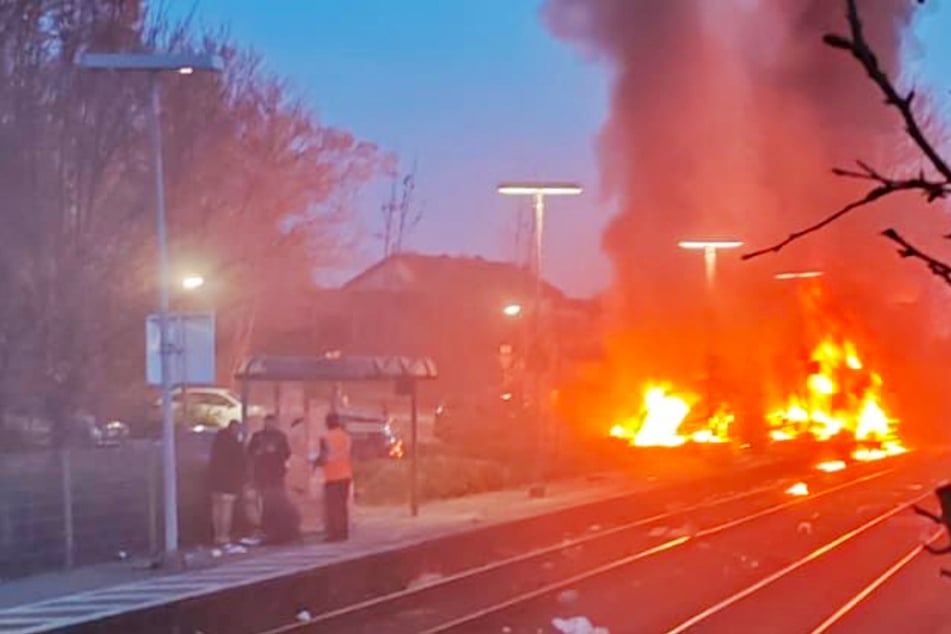 Zug kracht in Lkw: Explosionen und meterhohe Flammen sorgen für Großeinsatz
