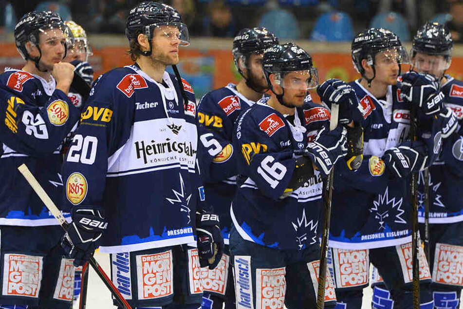Enttäuschte Minen bei den Eislöwen-Spielern.