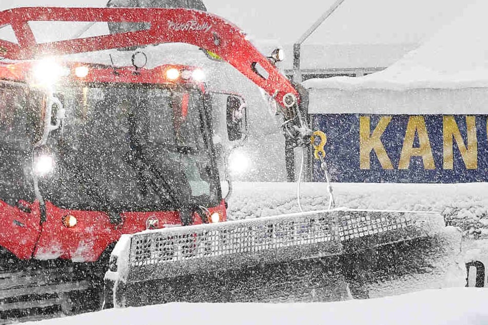 Heftige Schneefälle machen ein Rennen in Garmisch-Partenkirchen am Sonntag gänzlich unmöglich.
