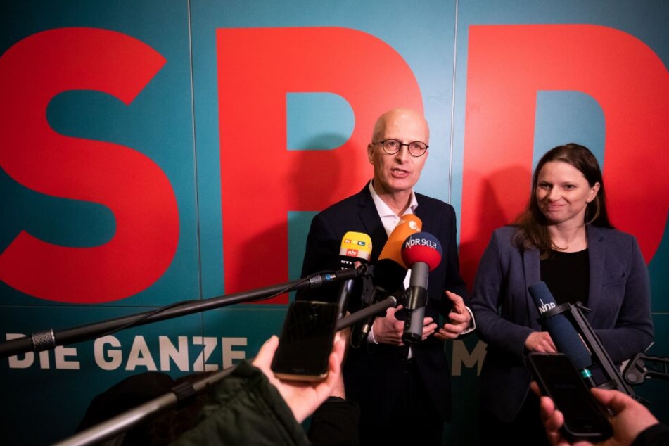 Peter Tschentscher (SPD, l), Erster Bürgermeister und Melanie Leonhard, SPD-Landesvorsitzende geben Statements vor einer SPD-Landesvorstandssitzung im Kurt-Schumacher-Haus.