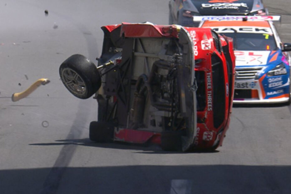 Scott McLaughlin rutscht nach einem heftigen Einschlag in die Mauer über die Rennstrecke.