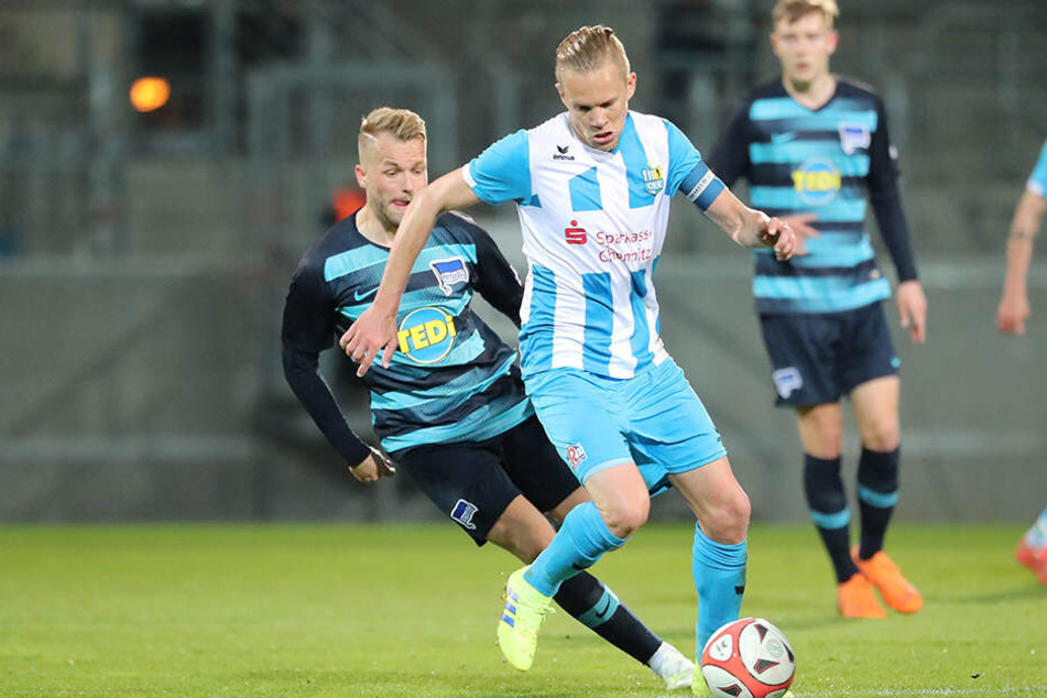 Dennis Grote, der in dieser Szene dem Ex-Auer Pascal Köpke enteilt, zog gegen die Hertha-Bubis gewohnt souverän im Mittelfeld die Fäden. Sein Ausfall wäre ein herber Verlust.