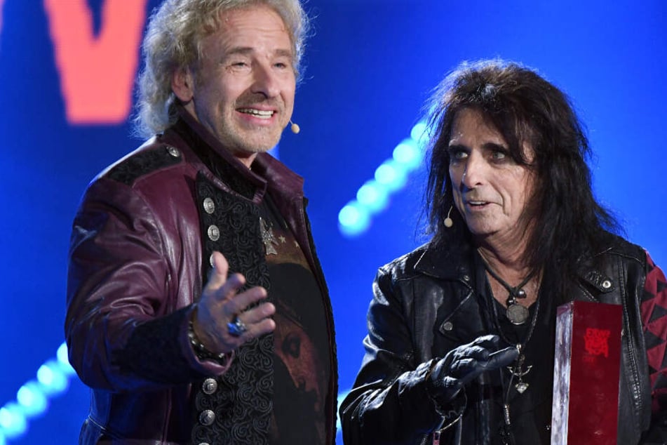 Thomas Gottschalk (links im Bild) überreicht Alice Cooper bei der TV-Show "SWR3 New Pop Festival - das Special" im Festspielhaus Baden-Baden den "SWR3 Lifetime Award".