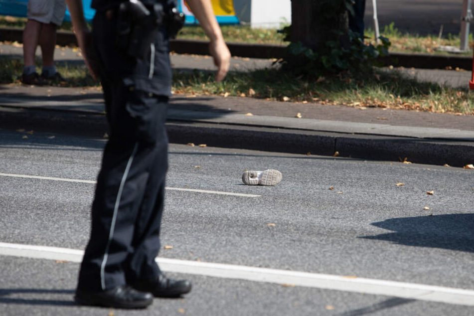 Auf der Straße liegt noch der Schuh des verstorbenen Kindes.