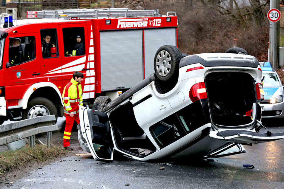 Auch die Feuerwehr war vor Ort. Die Polizei ermittelt zur Unfallursache.