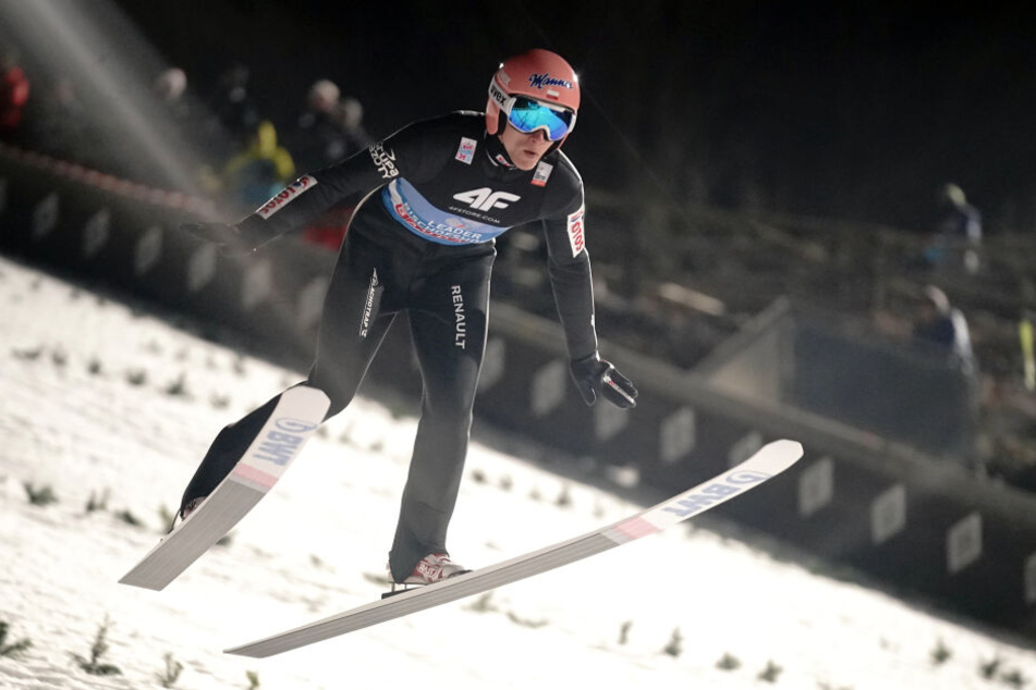 Dawid Kubacki (29), Skispringer aus Polen, springt in der Qualifikation.
