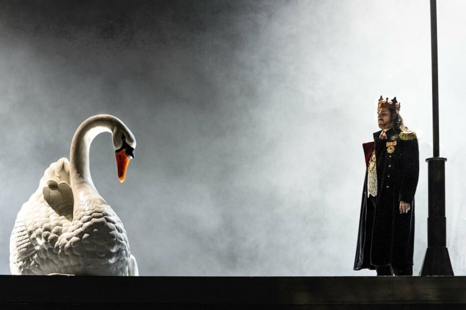 König Heinrich (Magnus Piontek) mit Lohengrins Schwan.