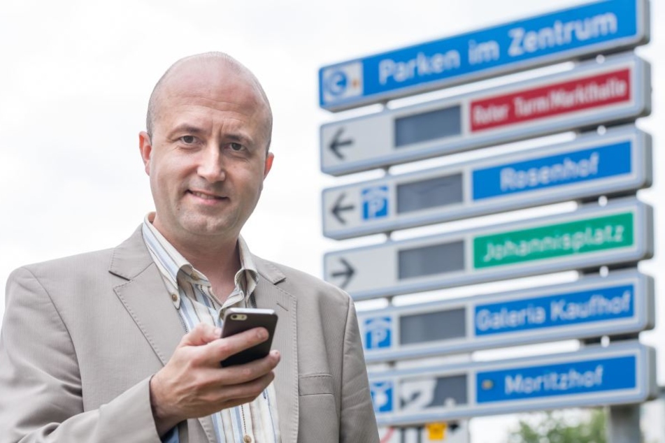 CDU-Stadtrat Michael Walther (46) will am liebsten moderne Anzeigen mit aktuellen Daten zu freien Parkplätzen verbinden.