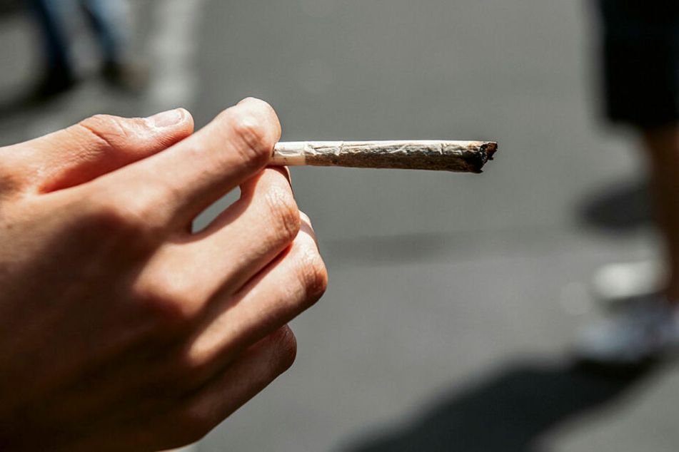 Den Joint in der Hand - die SPD möchte Cannabis legalisieren.