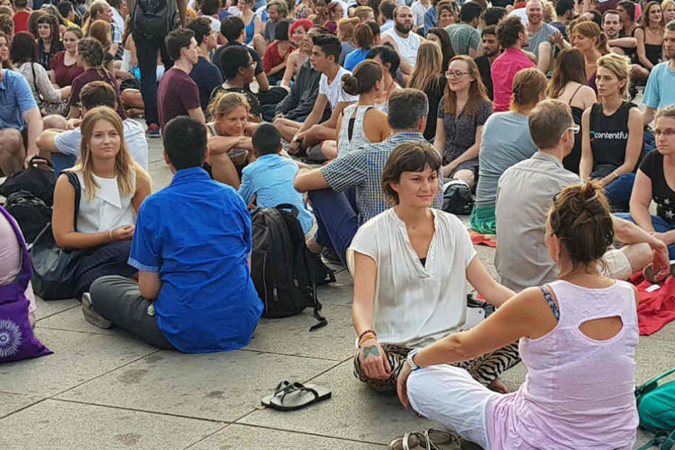 Bei dem "Eyecontact"-Experiment sollen sich Menschen, trotz der Schnellebigkeit und Anonymität der Großstadt, annähern können.