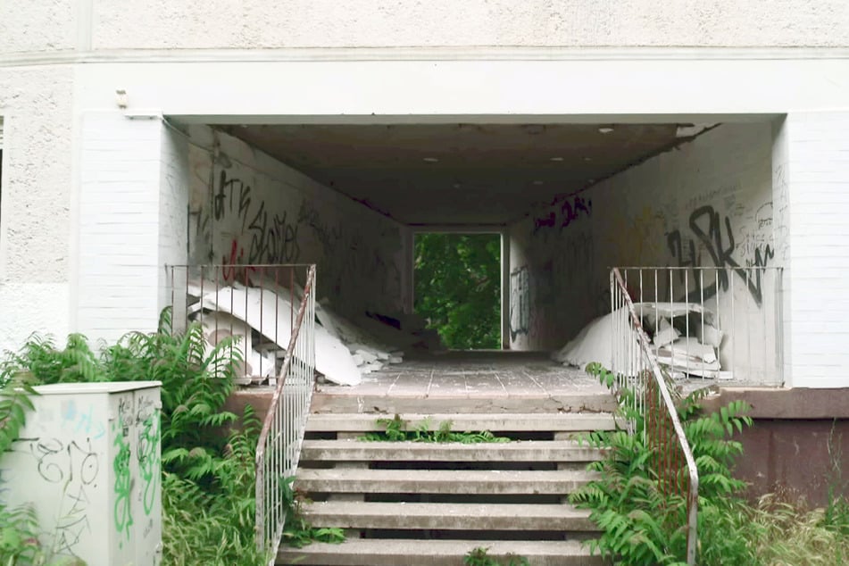 Die von der Decke gefallenen Platten wurden einfach an die Seite geräumt.