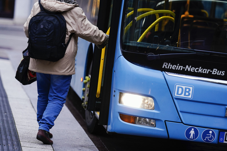 Eine Frau steigt an einer Bushaltestelle in Walldorf in einen Bus ein.