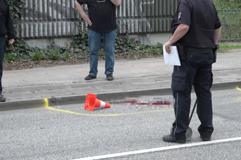 Der Gehweg führt direkt an der vielbefahrenen Straße lang. Hier trat die Frau auf die Fahrbahn und wurde sofort von einem Lastwagen überfahren.