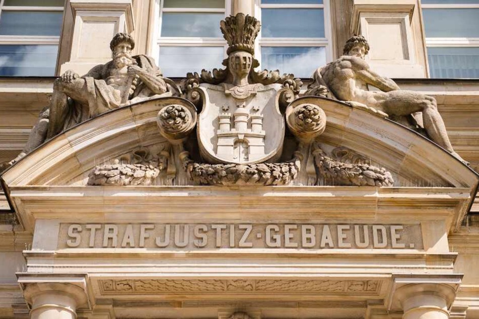 In Flagranti erwischt: Mutmaßlicher Serienvergewaltiger (28) vor Gericht