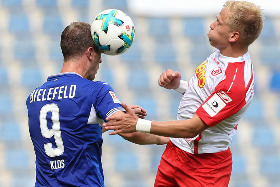 Fabian Klos im Kopfballduell mit Jahn-Spieler Alexander Nandzik.