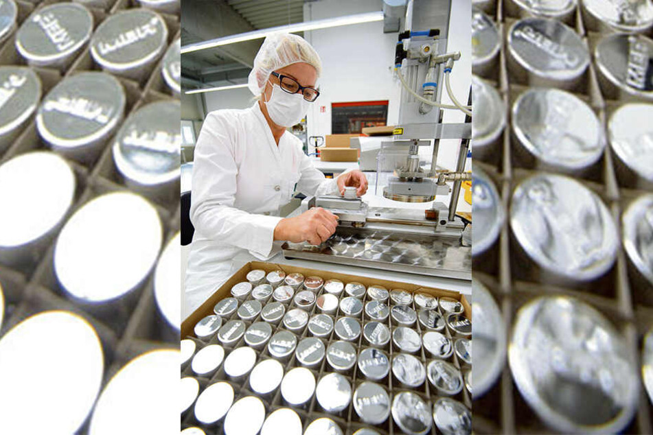 In Asien gefragt: Die Hautpflege der Bad Schlemaer Luxuskosmetik-Manufaktur Medical Beauty Research (MBR) durchläuft vier bis fünf Qualitätskontrollen - hier versiegelt Mitarbeiterin Jana Le (49) die Cremedosen von Hand.