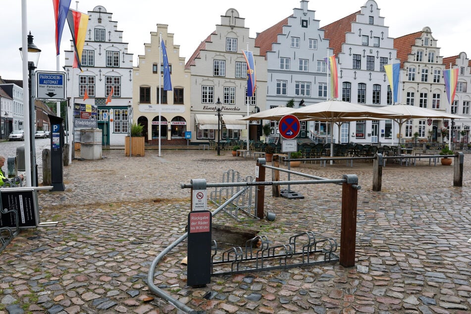Auch ein Geländer hat der Senior auf dem Marktplatz umgefahren.