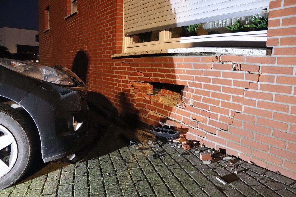 Autofahrerin kracht gegen Fassade: Massive Schäden an der Hauswand