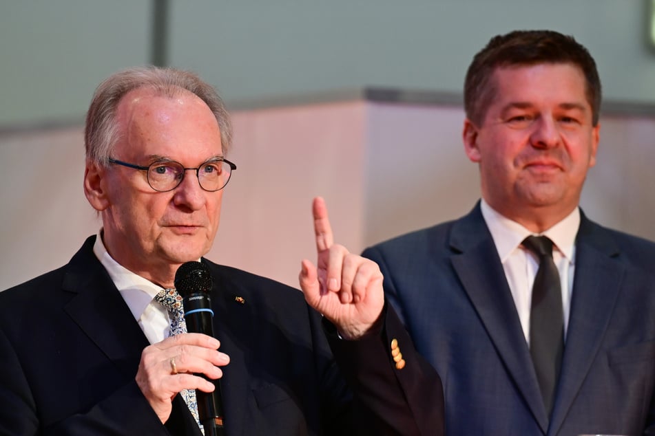 Haseloff (l.) will seinen bisherigen Wirtschaftsminister Sven Schulze (46, CDU, r.) gerne als nächsten Ministerpräsident sehen.