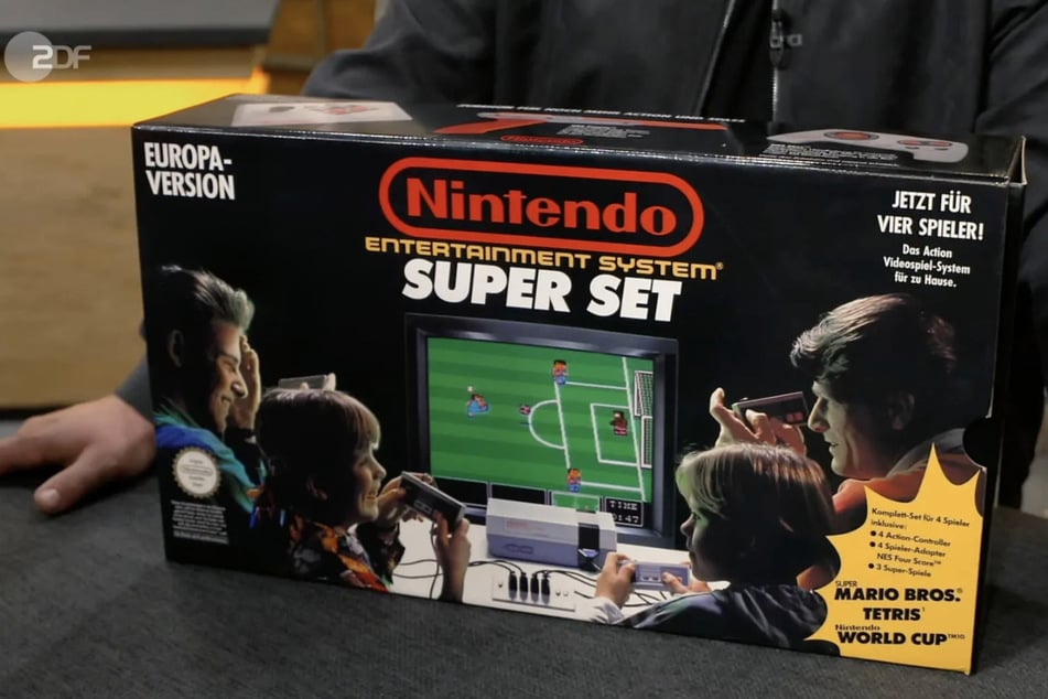 Die Spielkonsole ist noch komplett unverpackt.