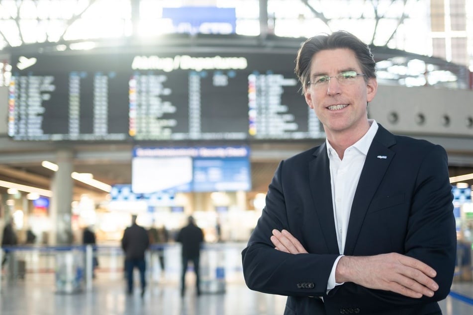 Flughafen-Chef Ulrich Heppe freut sich über die guten Nachrichten.