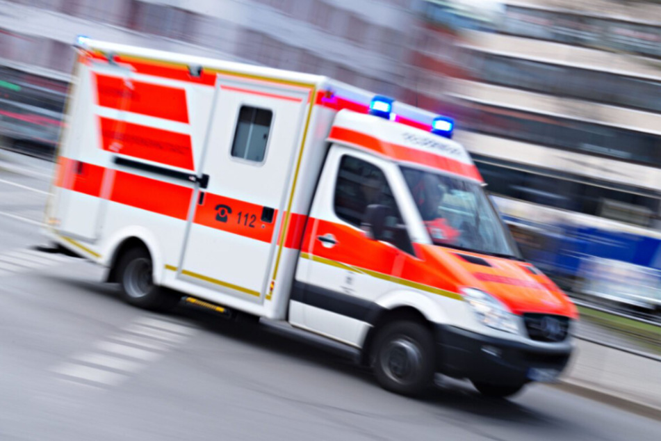 Der Senior wollte mit seinem Rollator die Straße überqueren und wurde von einer Straßenbahn erfasst. (Symbolbild)