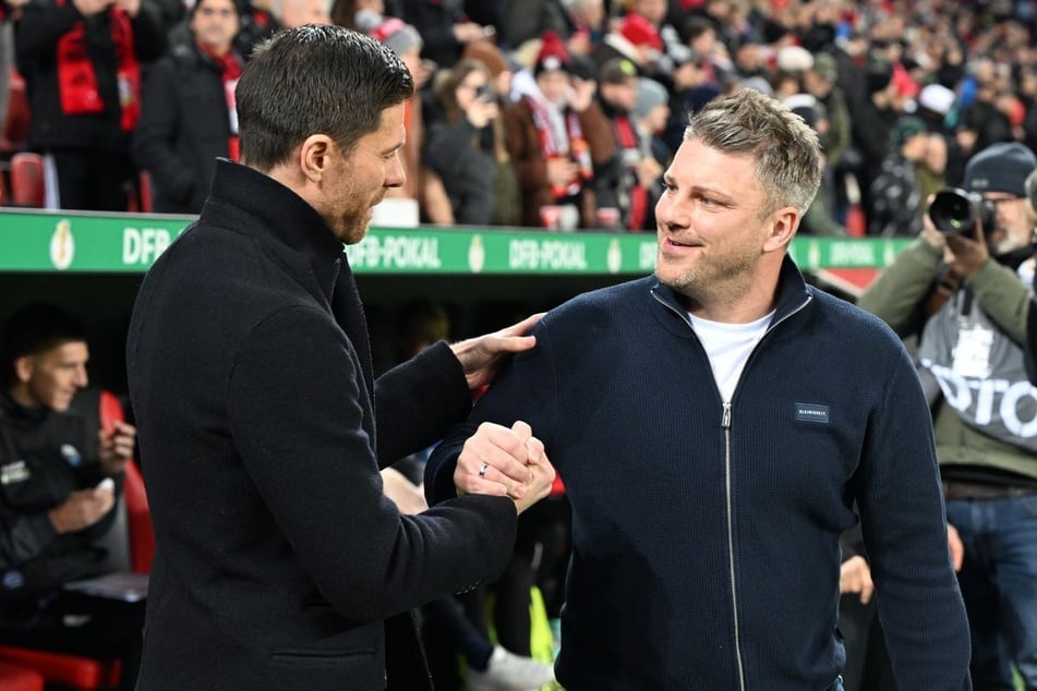 Er soll den 1. FC Köln in der Fußball-Bundesliga halten: Trainer Lukas Kwasniok (43, r.)