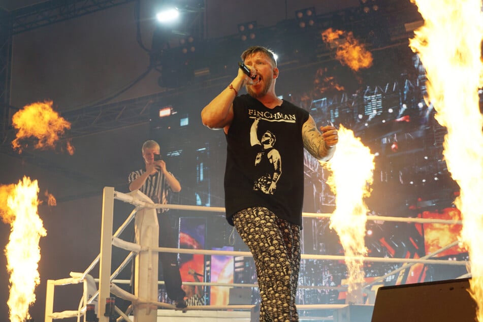 Jede Menge Pyro muss sein. FiNCH (35) lieferte in Dresden eine heiße Show ab.