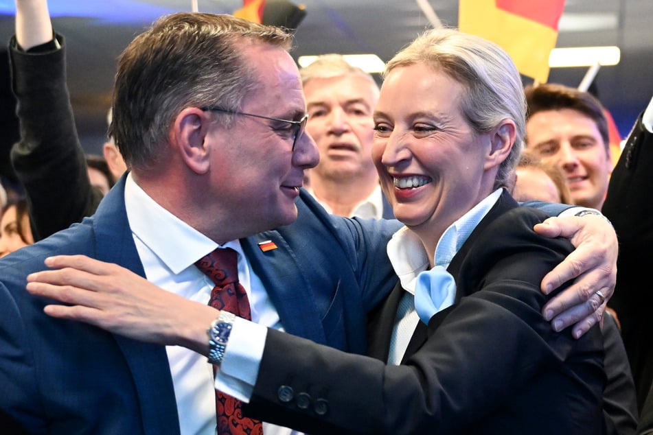 Freude bei den AfD-Chefs Tino Chrupalla (49, l.) und Alice Weidel (46, r.).