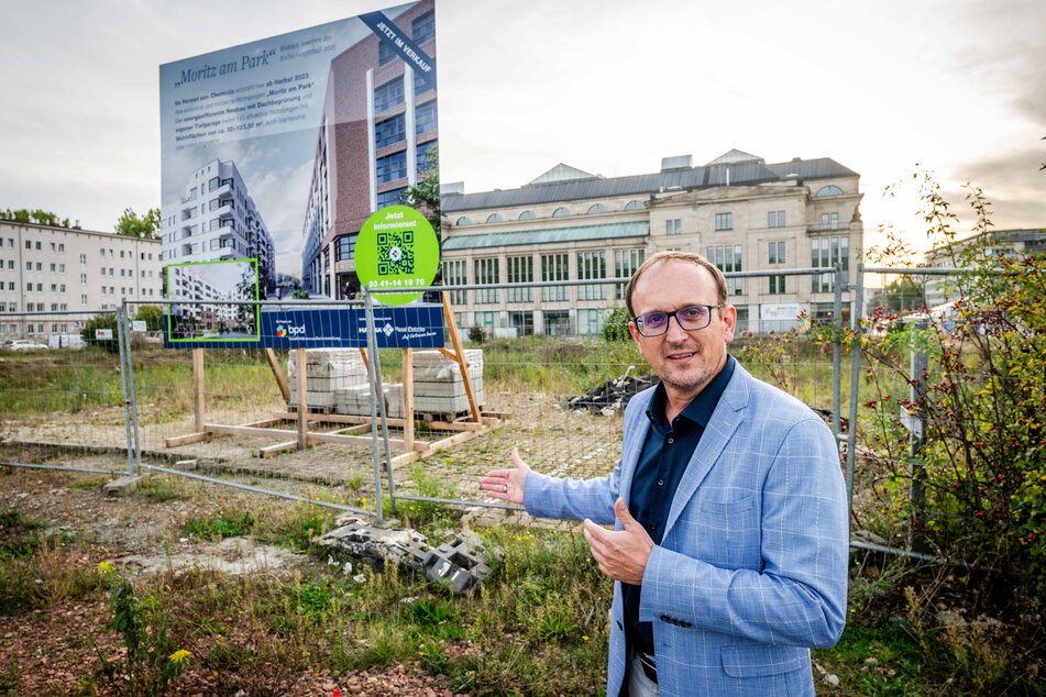 Aus der Not eine Tugend machen: SPD-Stadtrat Jörg Vieweg (52) schlägt farbige Planen zum Abdecken der Baubrache am Kulturkaufhaus Tietz vor.
