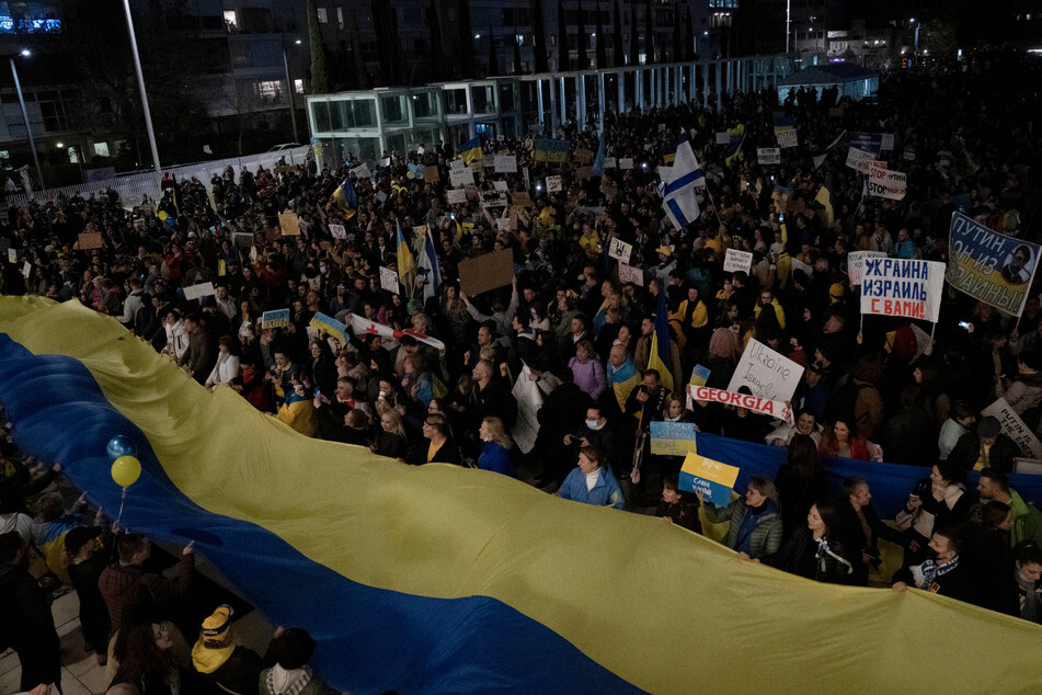 Tel Aviv: Ukrainer und ihre Unterstützer entrollen eine riesige ukrainischen Flagge bei einem Protest gegen den Einmarsch Russlands in die Ukraine.