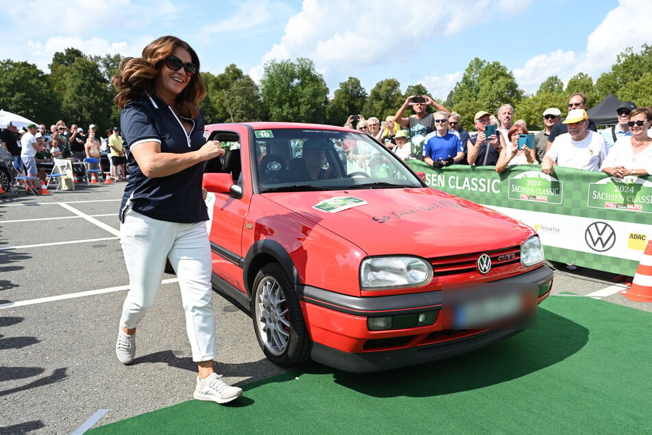 Ex-Kufenstar Kati Witt (58) kurz vor ihrem Start im roten Golf III GTI.