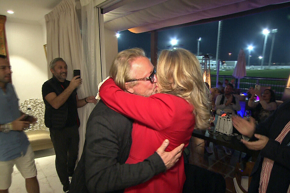 Der 58-Jährige bedankt sich im Rahmen der Reality-Doku "Die Geissens" bei seiner Frau Carmen (56) mit einem Kuss für die Überraschungsparty zu seinem Geburtstag.