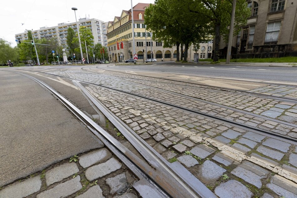 Marode Gleise und Infrastruktur wie hier vorm Sachsenplatz könnten die DVB noch teuer zu stehen kommen.