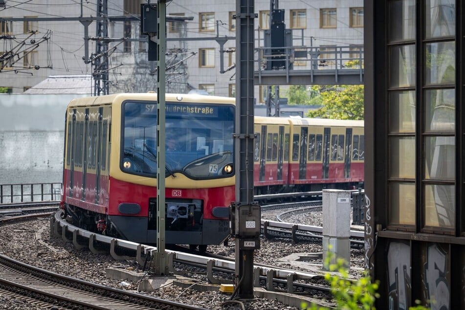 Reparaturen an einem Signal sorgen für Einschränkungen bei der Berliner S-Bahn.