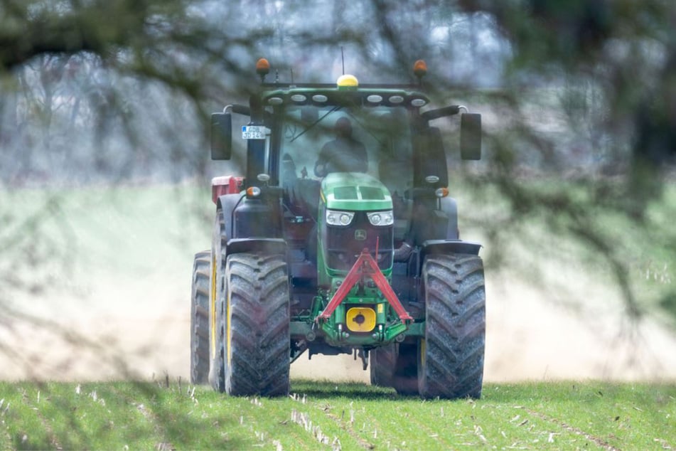 Der Traktor war nicht mehr zu stoppen, er erfasste den Senior am Montagabend. (Symbolfoto)