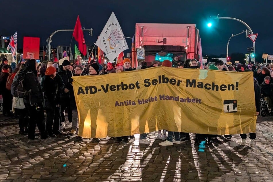 Die Demonstranten ziehen am frühen Freitagabend zu den Büros von AfD und CDU.