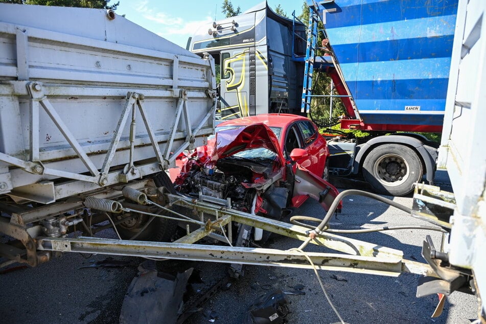 Feuerwehr-Kameraden befreiten die geschädigte Person.