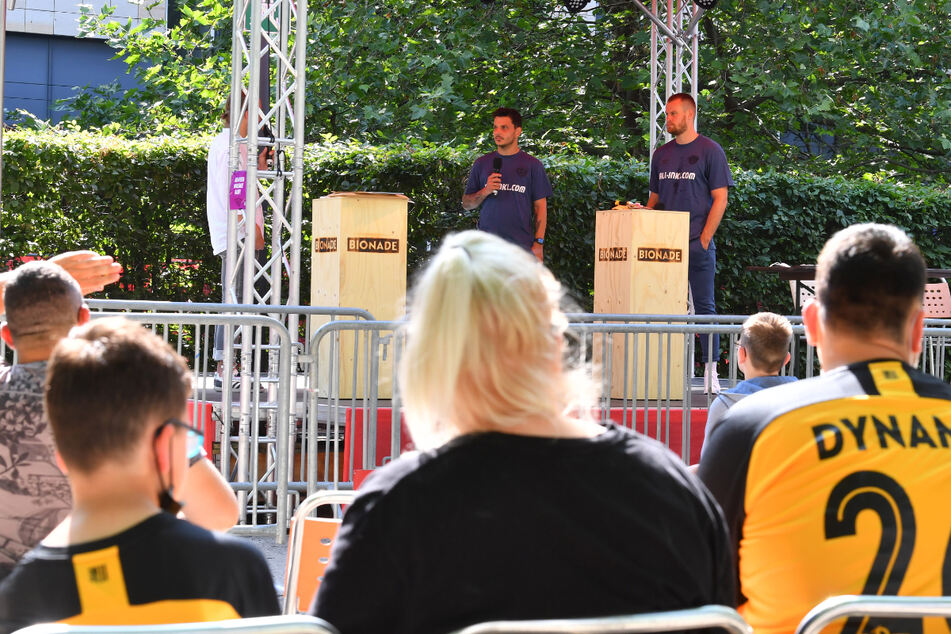 Autogrammstunde der Dynamos, verbunden mit einer Talkrunde: Philipp Hosiner und Sebastian Mai (r.) waren gestern im Augusto-Sommergarten im Haus der Presse zu Gast.