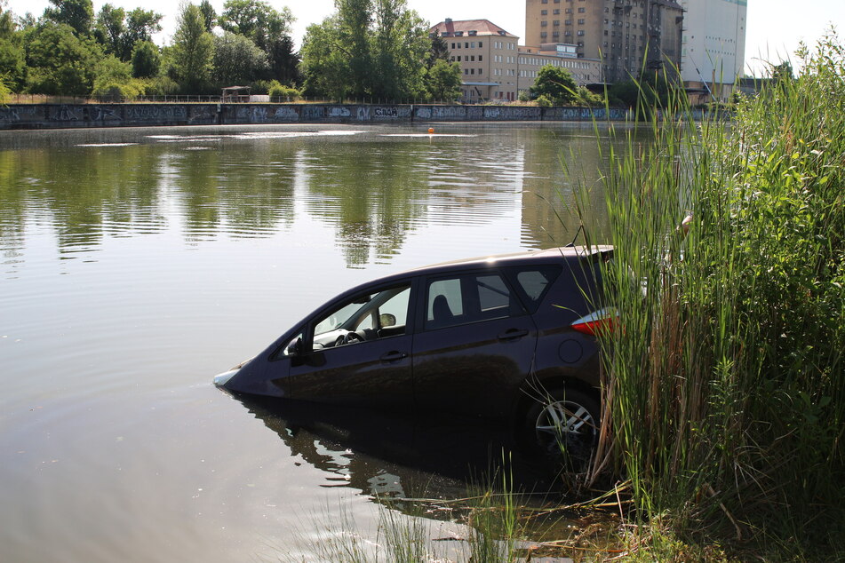 Bei diesem Anblick kommen Fragen auf: Am Samstag stand ein Auto im Wasser des Lindenauer Hafens.