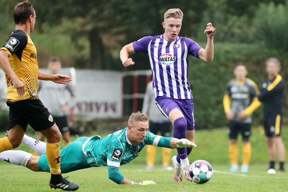 Erik Majetschak (r.) hatte bei der Generalprobe gegen Dynamo den Ausgleich vor Augen, ließ sich aber von Keeper Kevin Broll den Ball vom Fuß klauen.