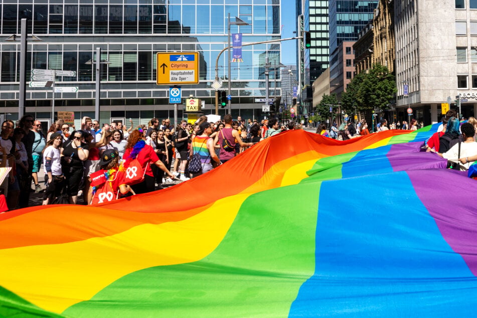 Eine große Regenbogenfahne - die Flagge der LGBTQ-Community - ist traditionell immer Bestandteil der CSD-Parade in Frankfurt.