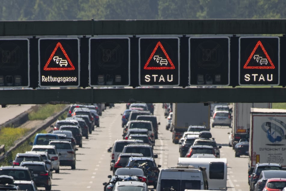 Nach einem Unfall auf der A8 bildete sich bei Augsburg ein langer Stau. (Symbolbild)