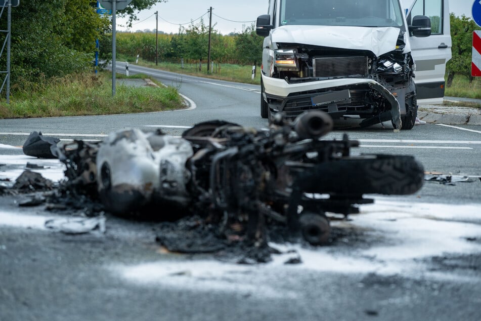 Der Biker (47) wurde von einem VW Kleintransporter erfasst.