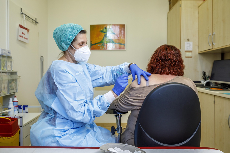 Schwester Bettina Lobert (53) impft in der Carus-Praxis eine Patientin mit dem Impfstoff Comirnaty von BioNTech/Pfizer. Ärztin Schmidt-Göhrich: "Ich bin stolz auf unsere medizinischen Fachangestellten. Sie leisten Großartiges im Kampf gegen die Pandemie."