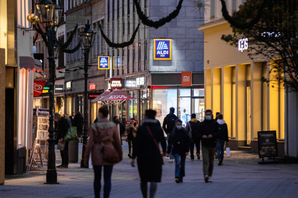 Für den 20-Jährigen endete die kuriose Tour in der Düsseldorfer Fußgängerzone - sein Ziel erreichte er nicht. (Symbolfoto)