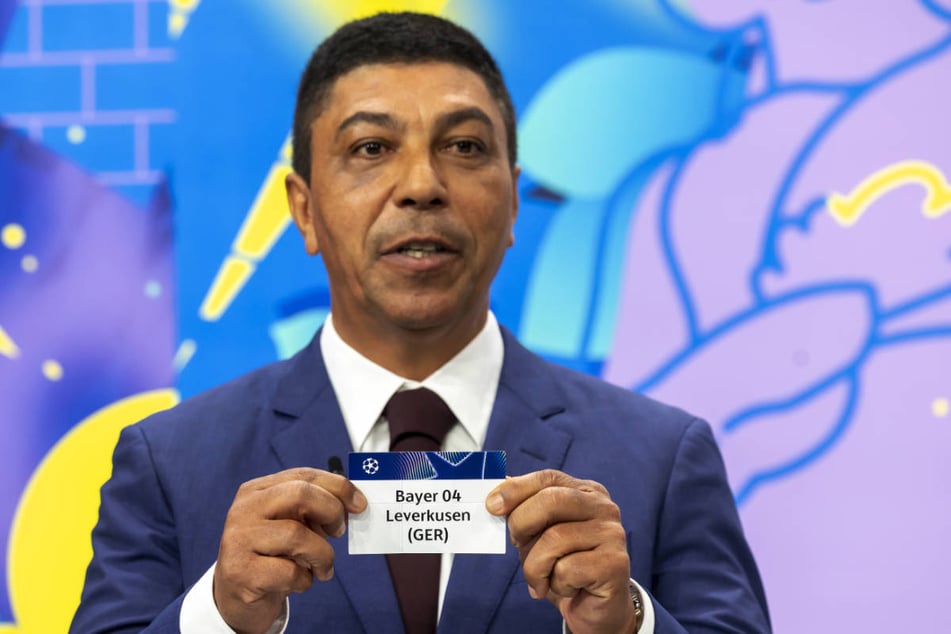 "Glücksfee" Giovane Elber (52) hält das Los von Bayer Leverkusen in der Hand, das zum vorzeitigen Bundesliga-Duell mit Bayern München führt.