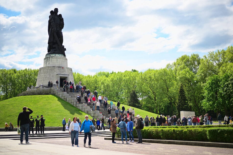 An allen drei sowjetischen Ehrenmalen in Berlin ist dem Kriegsende gedacht worden, wie hier in Treptow.