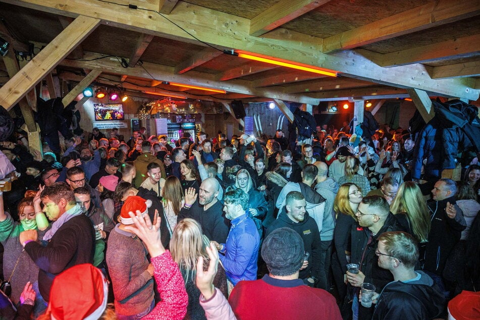 Volles Haus im Hüttenzauber vor dem Haus der Presse.