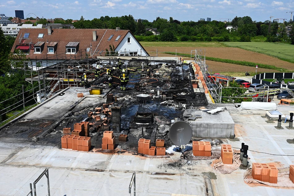 Ein Blick auf den Schaden: Das Feuer hat auf dem im Bau befindlichen Mehrfamilienhaus gewütet.